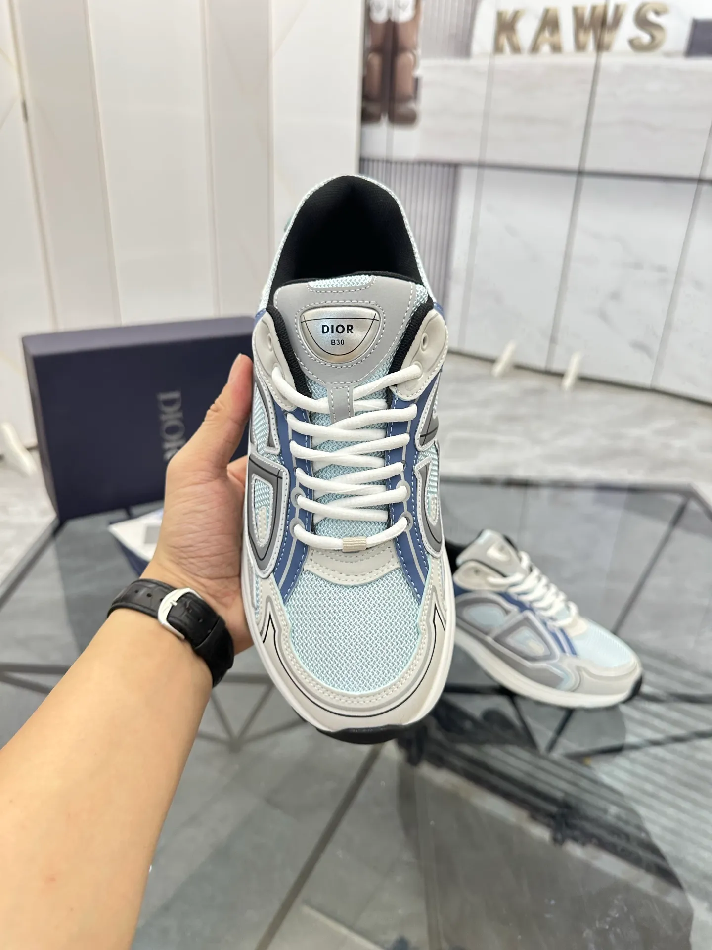 Men's shoes: 💰P400¥ Available in Guangzhou Product trademark: Dior* "Dior*" low-top casual shoes Regular size: 35-46 (can be customized to 47) Couple style Product materials: Upper imported cowhide stitched with original fabric, breathable lining, ultra-light foam original outsole. No.: 007